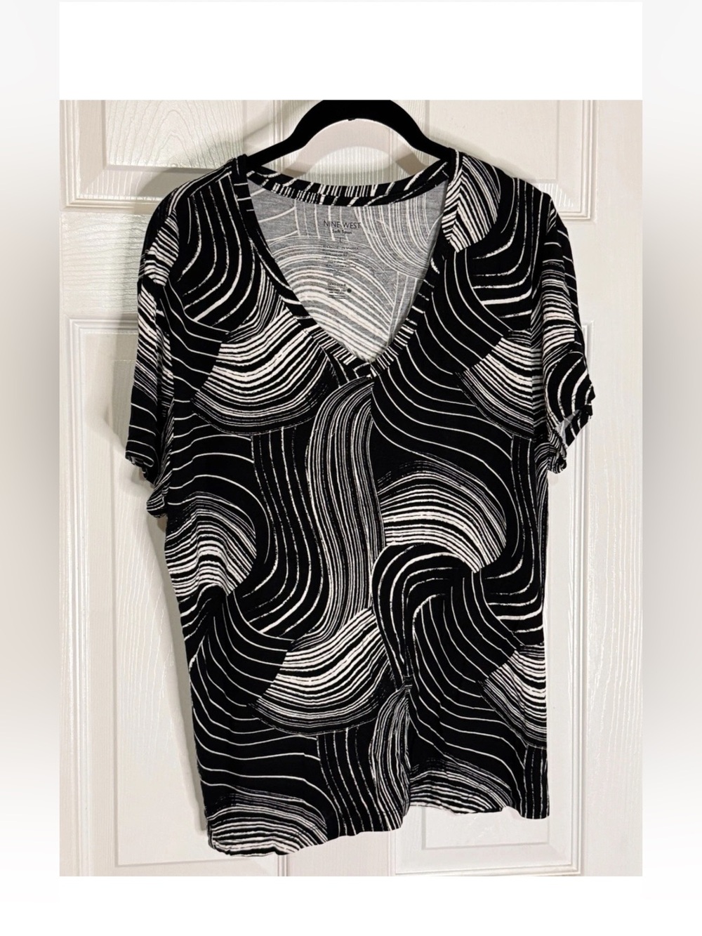 Nine West Black and White Swirl V-Neck Short Sleeve Tee